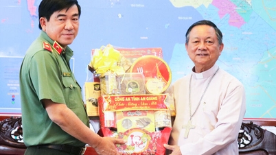 ឧត្តមសេនីយ៍ឯក ង្វៀនវ៉ាន់ហាន ផ្ញើសារជូនពរឆ្នាំថ្មីដល់ស្ថាប័នសាសនានានានៅខេត្តអានយ៉ាង។