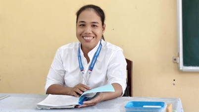 Teacher Thoa's nerve-wracking way of calling on students to answer questions has gone viral on social media.