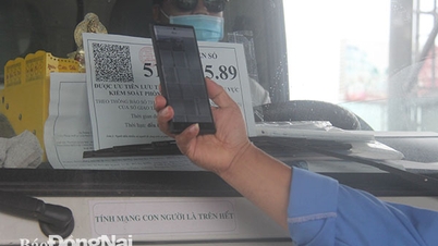 Fest QR-koden ved skulpturhagen til Tran Bien-tempelet for litteratur.