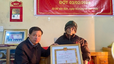 Le secrétaire adjoint permanent du Comité provincial du Parti et président du Conseil populaire provincial, Be Thanh Tinh, a remis l'insigne d'adhésion au Parti pour 70 ans de service dans la commune de Be Van Dan.