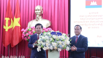 លោក លឿង ង្វៀន មិញ ទ្រៀត លេខាបក្សខេត្តមណ្ឌលគីរី អញ្ជើញជួបសួរសុខទុក្ខ និងជូនពរឆ្នាំថ្មី។