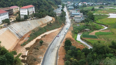 省道156号線のQuang Kim - Bat Xat 区間の改修と改良を促進するために土地を開墾します。