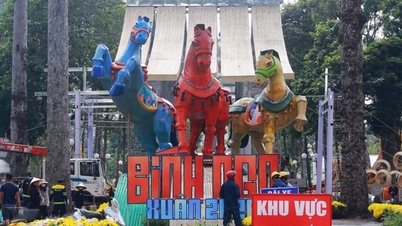 Drei atemberaubende Pferdemodelle wurden beim Frühlingsblumenfest in Ho-Chi-Minh-Stadt enthüllt.