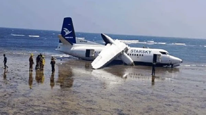 Het passagiersvliegtuig gleed van de landingsbaan af en stortte neer op het strand.