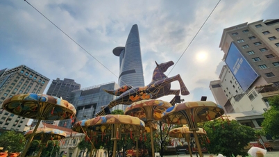Arbeiders zijn druk bezig met de voorbereidingen voor Tet Binh Ngo 2026 in de Nguyen Hue Bloemenstraat.