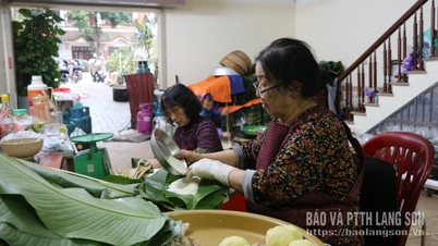 Rice cake wrapping service during the season.