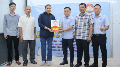 Entrega de casas de caridade a famílias afetadas pelas inundações no bairro de Tay Nha Trang.