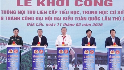 Algemeen secretaris To Lam woont de ceremonie bij voor de eerstesteenlegging van een kostschool in de gemeente Ea Rok (Dak Lak).