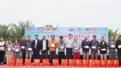 Asosiasi Kampung Halaman Duy Nghia di Kota Ho Chi Minh mempersembahkan hadiah Tet di kampung halaman mereka.