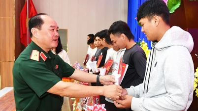 Generalmajor Nguyen Van Ngành överlämnar värnpliktsorder till medborgarna i Long Xuyen-distriktet.
