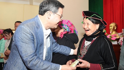 Ketua Dewan Rakyat Provinsi Nguyen Van Son mengunjungi dan memberikan hadiah Tet kepada keluarga penerima manfaat kebijakan dan rumah tangga miskin di komune Yen Phu.