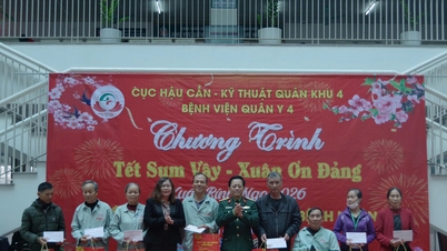 Hampir 240 paket hadiah diberikan kepada pasien miskin selama Tết (Tahun Baru Imlek).