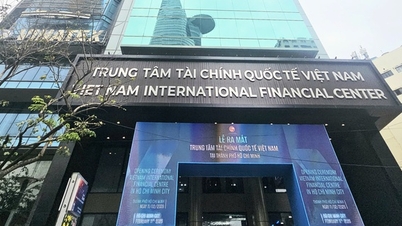 Prim-ministrul a sunat oficial clopoțelul pentru lansarea Centrului Financiar Internațional Vietnam din orașul Ho Și Min.