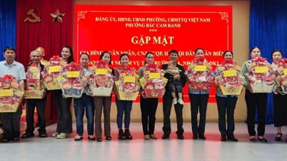 Bac Cam Ranh Ward höll ett möte och överlämnade Tet-gåvor till 85 familjer med militärpersonal.