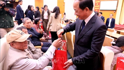 O chefe do Departamento Central de Propaganda e Mobilização de Massas estende seus cumprimentos de Ano Novo em Tuyen Quang.