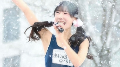 La chanteuse de 29 ans a surpris tout le monde en se produisant en maillot de bain dans la neige.