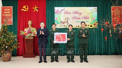 O diretor da Academia Nacional de Política Ho Chi Minh visita Lai Chau e entrega presentes de Tet (Ano Novo Lunar).
