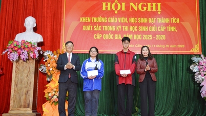 A comuna de Xuan Cam premia professores e alunos por suas conquistas notáveis ​​nas competições de excelência estudantil em nível provincial e nacional no ano letivo de 2025-2026.