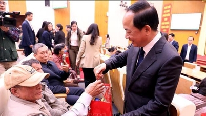 Ketua Jabatan Propaganda Pusat dan Mobilisasi Massa, Trinh Van Quyet melawat, membuat kerja, dan menyampaikan hadiah Tet di Tuyen Quang.