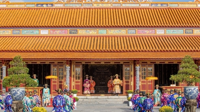 Pelancong menikmati menyaksikan lakonan semula upacara istana Tahun Baru Cina.