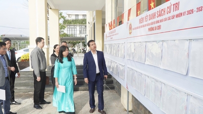 হিউ সিটি পিপলস কমিটির ভাইস চেয়ারম্যান ট্রান হু থুই গিয়াং সকল স্তরে নির্বাচনের প্রস্তুতি পরিদর্শন করছেন।
