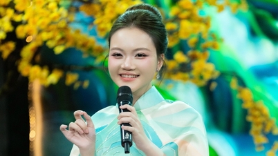 Durante o Tet, Ha Quynh Nhu leva a música folclórica da província de Nghe An para a VTV.