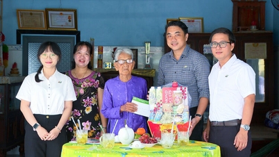 An Giang Gazetesi ve Radyo-Televizyonu Sendikası, Vietnamlı Kahraman Anneleri ziyaret ederek yeni yıl tebriklerini iletti.