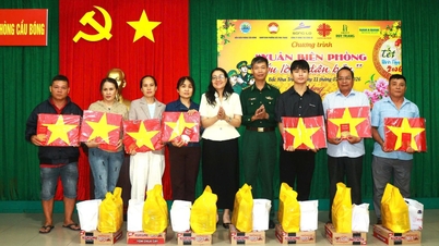 89 presentpaket och 233 riskakor med klibbiga riskakor gavs till invånare i Bac Nha Trang-distriktet.
