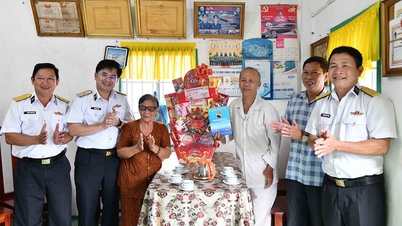নৌ অঞ্চল ৫ কমান্ড অগ্রাধিকারমূলক চিকিৎসার অধিকারী পরিবারগুলি পরিদর্শন করে এবং উপহার প্রদান করে।