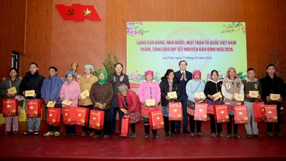 โดอัน มินห์ ฮวน ผู้อำนวยการสถาบันการเมืองแห่งชาติโฮจิมินห์ เยี่ยมชมและมอบของขวัญวันตรุษจีนที่ไลเจา