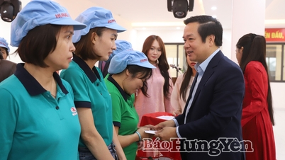 El camarada Pham Quang Ngoc, subsecretario del Comité Provincial del Partido y presidente del Comité Popular Provincial, visitó y entregó regalos del Tet a los trabajadores.