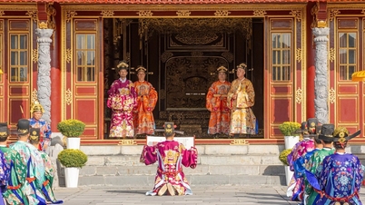 Weź udział w królewskim święcie Tet (Księżycowego Nowego Roku) poprzez noworoczną ceremonię dworską dynastii Nguyen.
