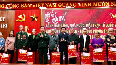 Generalul Nguyen Trong Nghia, șeful Departamentului Politic General al Armatei Populare din Vietnam, vizitează Quang Tri și oferă cadouri de Tet.