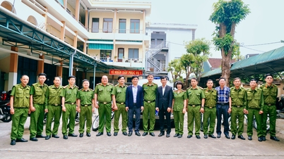 Wakil Ketua Komite Rakyat Provinsi Do Tam Hien mengunjungi dan menyampaikan ucapan selamat Tahun Baru kepada instansi dan unit yang bekerja selama perayaan Tet.