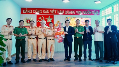 Ketua Komite Rakyat Provinsi Nguyen Hoang Giang mengunjungi dan menyampaikan ucapan selamat Tahun Baru kepada unit-unit yang bekerja selama liburan Tet.