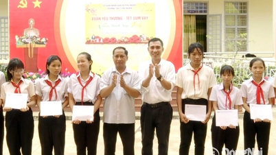 Akhbar Dong Nai dan Stesen Radio & Televisyen menyampaikan hadiah Tet kepada pelajar yang kurang bernasib baik tetapi cemerlang dalam akademik di Sekolah Menengah Phu Nghia.