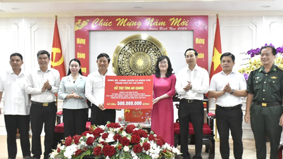 Kameraad Vo Van Minh bezoekt An Giang en brengt er Tet-geschenken.