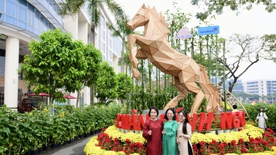 Um cavalo de 4,5 metros de altura fez uma aparição no Festival das Flores da Primavera de Phu My Hung.