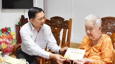 İl Parti Sekreteri Tran Van Lau, Vietnamlı Kahraman Annelere ve eski il yöneticilerine yeni yıl tebriklerini iletti.