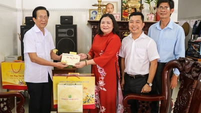 Đồng chí Hồ Thị Hoàng Yến- Ủy viên Ban Chấp hành Trung ương Đảng, Phó Bí thư Thường trực Tỉnh ủy thăm, chúc Tết nguyên lãnh đạo Trung ương, nguyên lãnh đạo tỉnh