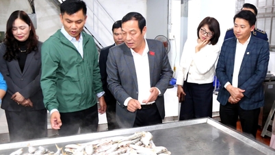 Para pemimpin Dewan Rakyat Kota melakukan survei pasar untuk barang-barang yang dibutuhkan untuk perayaan Tahun Baru Imlek.