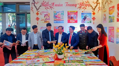 Thai Nguyen inaugura uma Sala de Leitura de Jornais da Primavera para o Ano do Cavalo e exibe livros sobre o Partido.