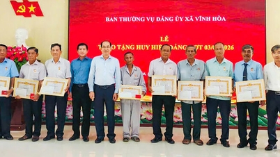 Vinh Hoa kommune tildelte partimerker til ni partimedlemmer.