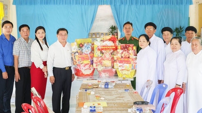 Herr Le Thanh Viet, nestleder i Vietnams fedrelandsfrontkomité i An Giang-provinsen, sender nyttårshilsener til religiøse organisasjoner.