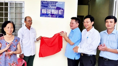 Penyerahan rumah-rumah solidaritas di komune Tri Ton.
