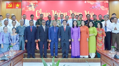 Een delegatie uit de provincie Takeo bracht een bezoek aan het Volkscomité van de provincie An Giang en wenste hen een gelukkig nieuwjaar.