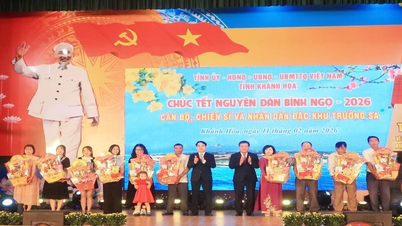 Khanh Hoa, Truong Sa Özel Bölgesi'ndeki subaylara, askerlere ve halka yeni yıl dileklerini iletti.