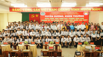 ទីក្រុង Can Tho បានផ្តល់កិត្តិយសដល់សិស្សានុសិស្ស និងគ្រូបង្រៀន ដែលឈ្នះពានរង្វាន់ខ្ពស់ក្នុងការប្រឡងជ្រើសរើសសិស្សពូកែថ្នាក់វិទ្យាល័យទូទាំងប្រទេស។