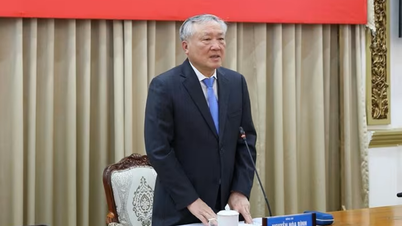 Le vice-Premier ministre Nguyen Hoa Binh : Il faut achever d’urgence les infrastructures et publier rapidement la réglementation relative au fonctionnement du VIFC.