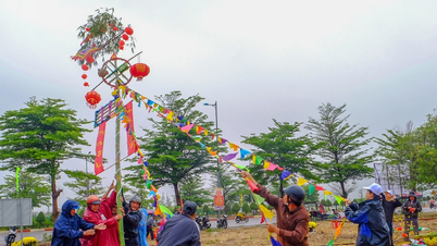 Le quartier de Quy Nhon Dong organise un concours d'érection de mâts pour le Nouvel An.